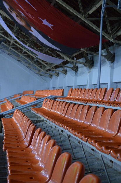 Foto cadeiras vazias no estádio