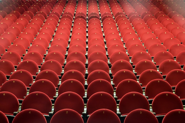 Cadeiras vermelhas no teatro