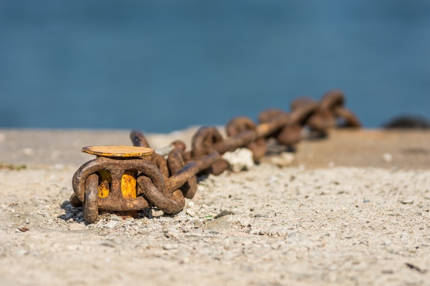 Cadena de ancla en el muelle