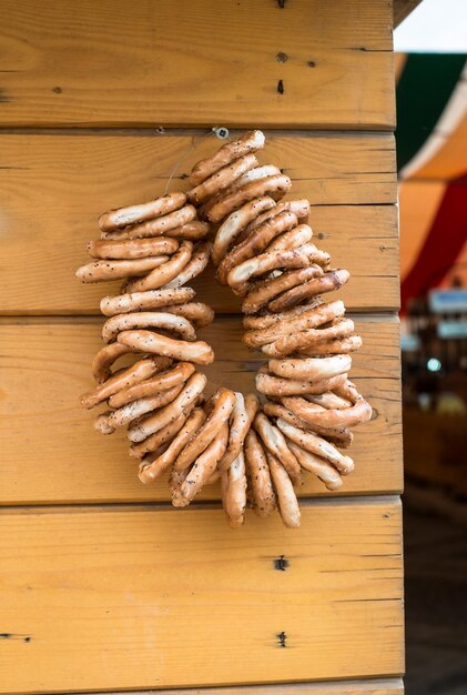 Foto una cadena de bagels con amapola colgando en un mercado rural