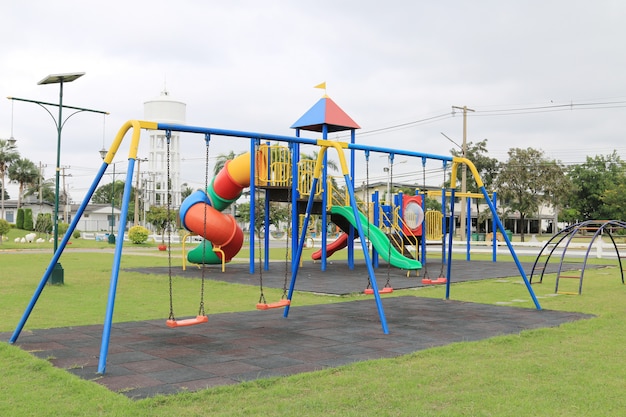 Foto cadena de columpios en juegos infantiles