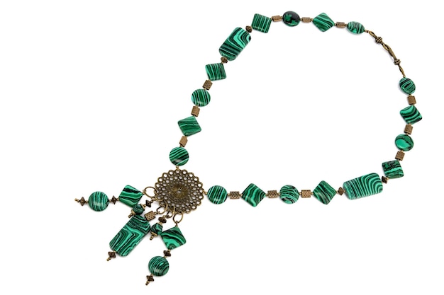 Cadena de esmeralda de malaquita con joyas verdes cuentas collar elegante de época sobre fondo blanco