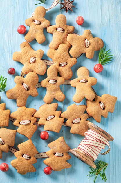 Cadena de galletas de jengibre hechas a mano como adornos navideños