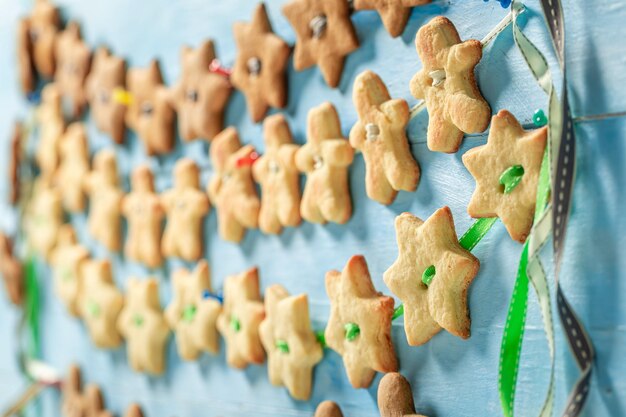 Cadena de galletas de mantequilla rústicas como adornos navideños