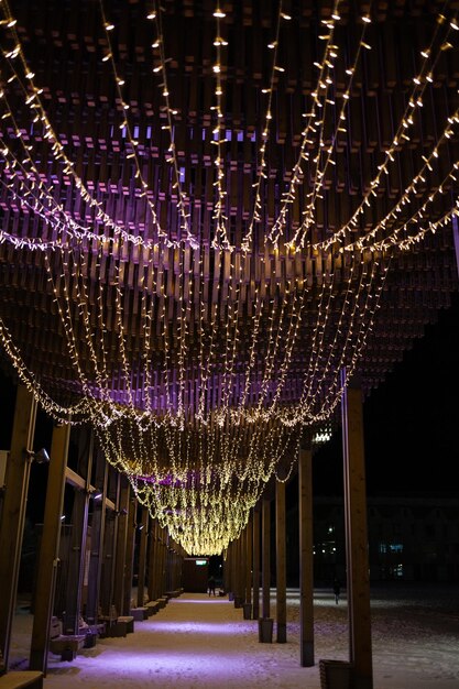 Una cadena de luces cuelga de un edificio en la noche.