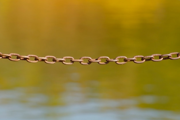 Cadena de metal antiguo, agua sobre un fondo