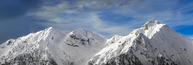 Cadena de montañas en el invierno