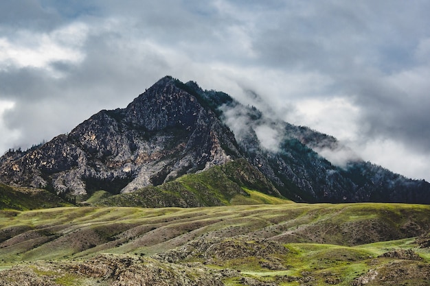 Una cadena montañosa de aspecto espectacular en el distrito de Ongudaysky de la república de Altai, Rusia