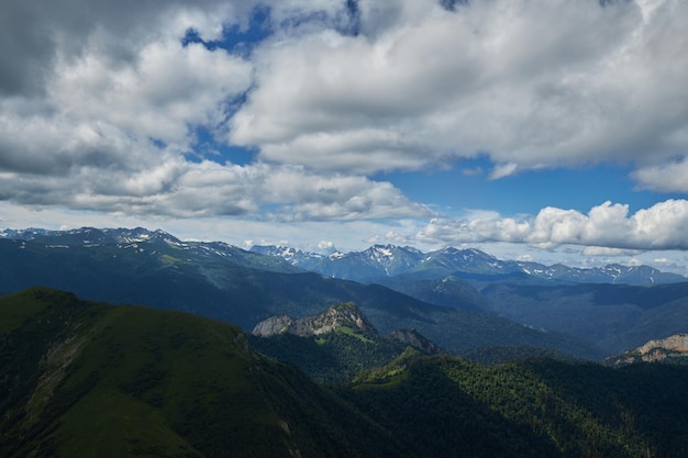 Cadena montañosa de Big Thach Paisaje de verano Montaña con pico rocoso Rusia República de Adygea Parque Natural Big Thach Cáucaso