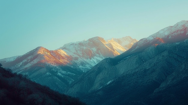 una cadena montañosa con un cielo azul y una cadena montañosa