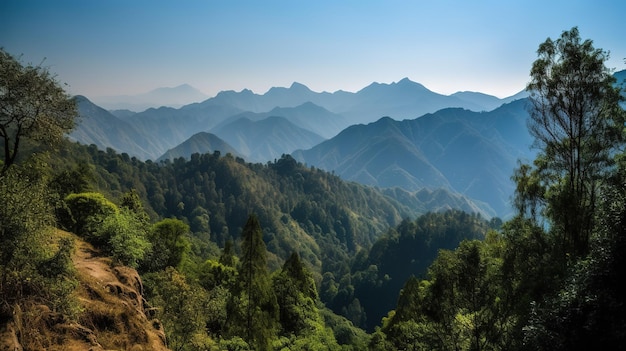 Una cadena montañosa con un cielo azul y un valle verde al fondo