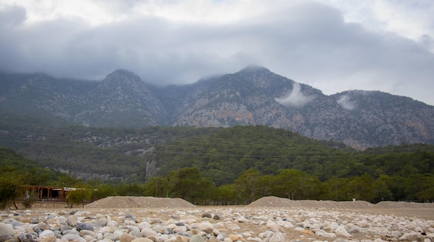 Foto una cadena montañosa con una montaña al fondo.