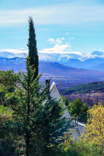 Cadena montañosa nevada con bosques y vegetación verde. Guadarrama Madrid.