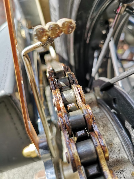 Foto cadena de motocicleta oxidada