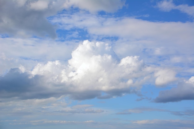 cadena de nubes blancas en el cielo azul aislado