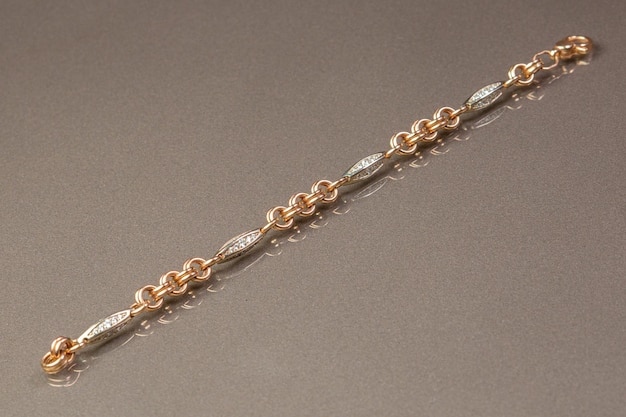 Una cadena de oro con un pequeño detalle de diamantes.
