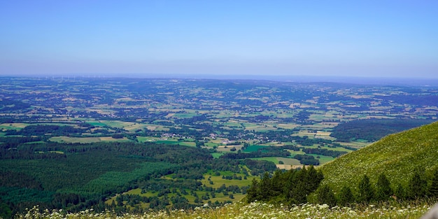 Cadena panorámica de la montaña del volcán Puy de dome en el día de verano francés