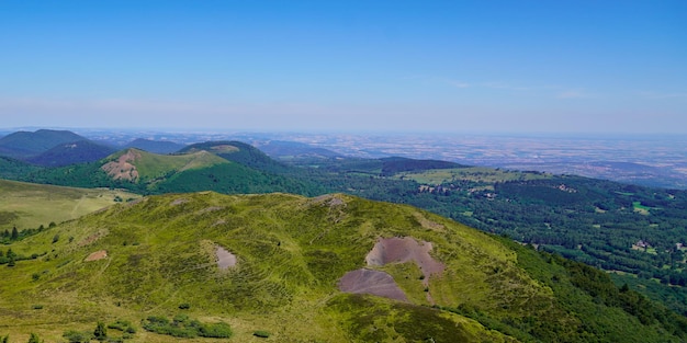 Cadena panorámica del volcán Puy de dome en un día de verano francés