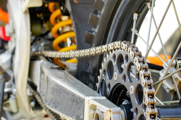 Cadena y piñón de moto de motocross