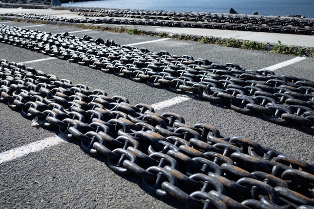 Cadenas para barcos se encuentran en el muelle contra el fondo de un cielo nublado y el Mar Negro