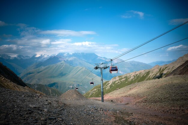 Foto cadenas montañosas en un día soleado en georgia funicular en las montañas de georgia teleférico de montaña