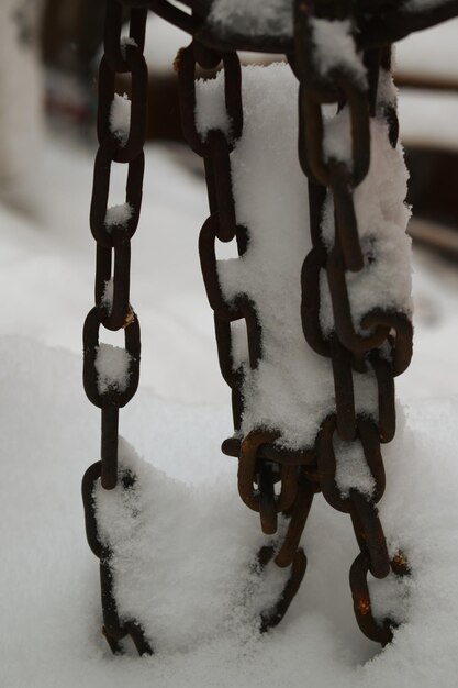 Foto cadenas na neve