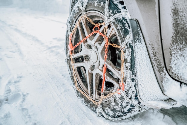 Cadenas de nieve en neumáticos en carretera de invierno