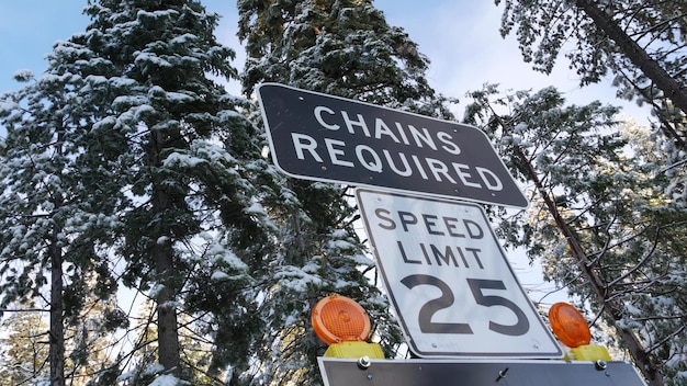 Cadenas o neumáticos para nieve requeridos señales de carretera bosque invernal de yosemite california ee.uu.