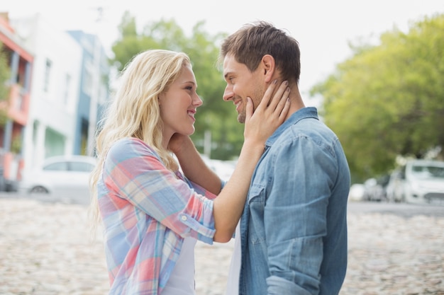 Cadera joven pareja sonriendo el uno al otro