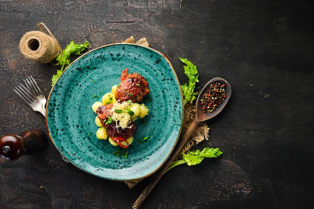 Caderas de pollo al horno con patatas En el plato Vista superior Espacio libre para su texto Estilo rústico