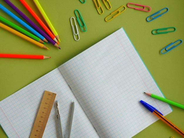 Caderno aberto com material de escritório lugar para o seu texto