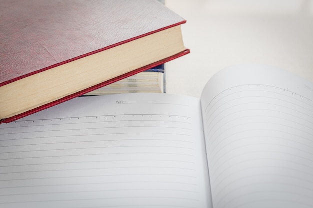 Caderno aberto com página em branco