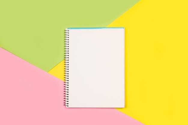 Caderno aberto em um fundo multicolorido com espaço de cópia