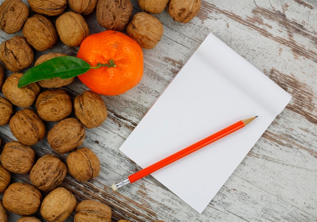 Caderno branco e frutas