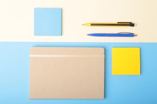 Caderno, caneta, lápis e outros suprimentos para escritório de negócios.