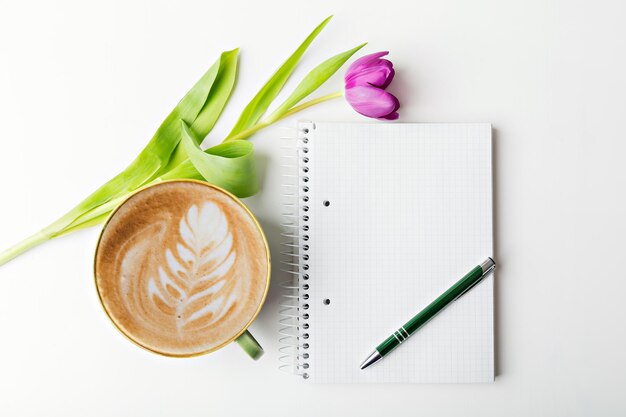 Caderno com caneta e espaço de cópia plana de café