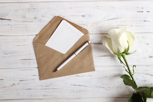 Caderno com caneta e rosa