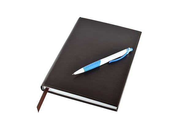 Caderno com caneta em branco.