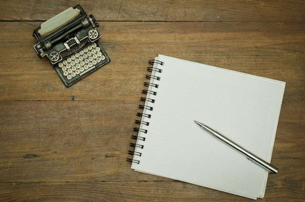 Caderno com caneta na mesa