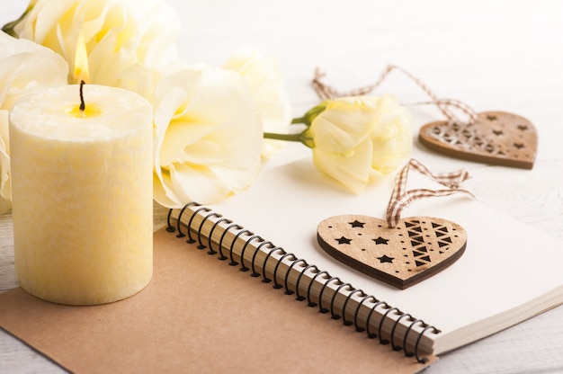 Caderno com flores amarelas de lisianthus e vela