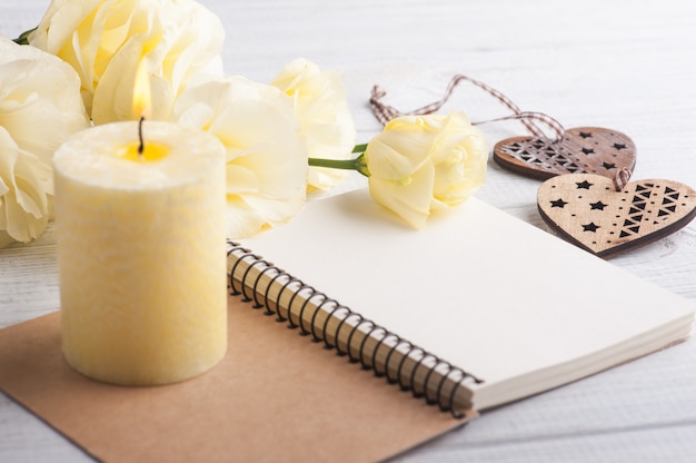 Caderno com flores amarelas lisianthus