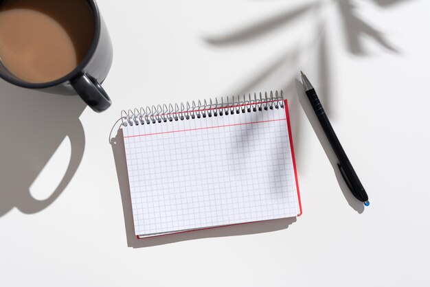 Caderno com mensagens importantes na mesa com café e caneta Informações cruciais no bloco na mesa com xícara e lápis Atualizações tardias apresentadas em nota