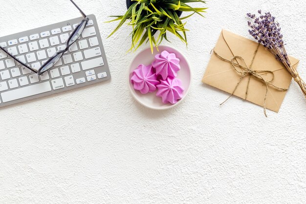 Caderno com ramos de flores de lavanda e teclado