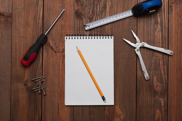 Foto caderno com um lápis na mesa