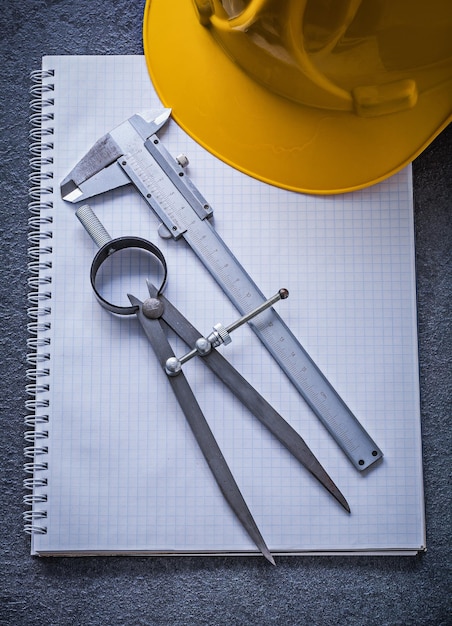 Foto caderno construindo capacete desenho bússola vernier conceito de construção de paquímetro