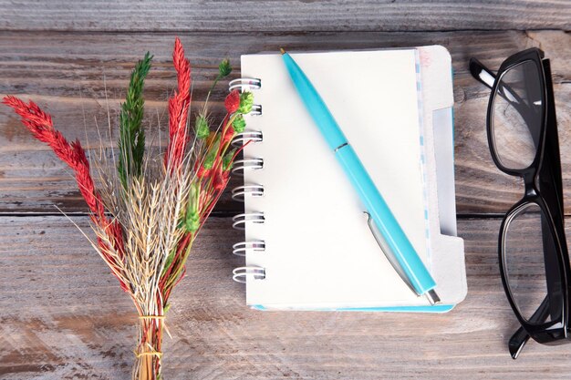 caderno de caneta na mesa