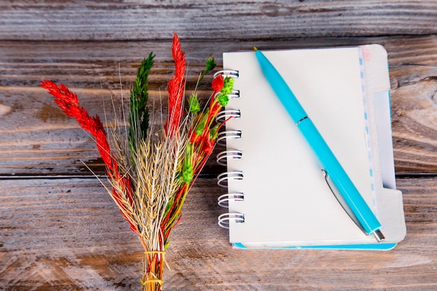 caderno de caneta na mesa