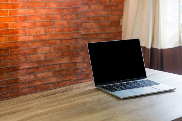 Foto caderno de computador na mesa de madeira