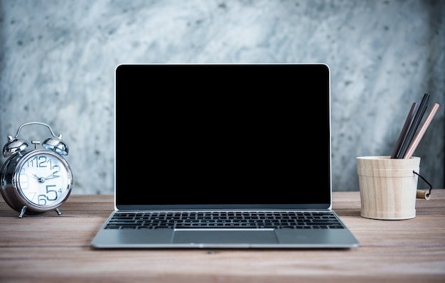 Foto caderno de computador na mesa de madeira