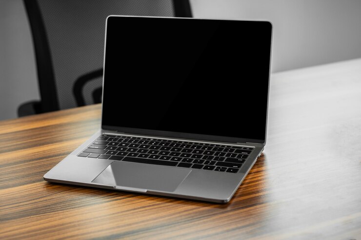 Foto caderno de computador na mesa no espaço de trabalho do escritório